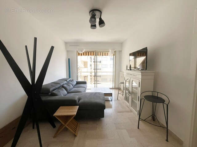 TOULON, Le Mourillon, vaste T2 + terrasse et cave à deux pas des plages et des commerces - photo 4