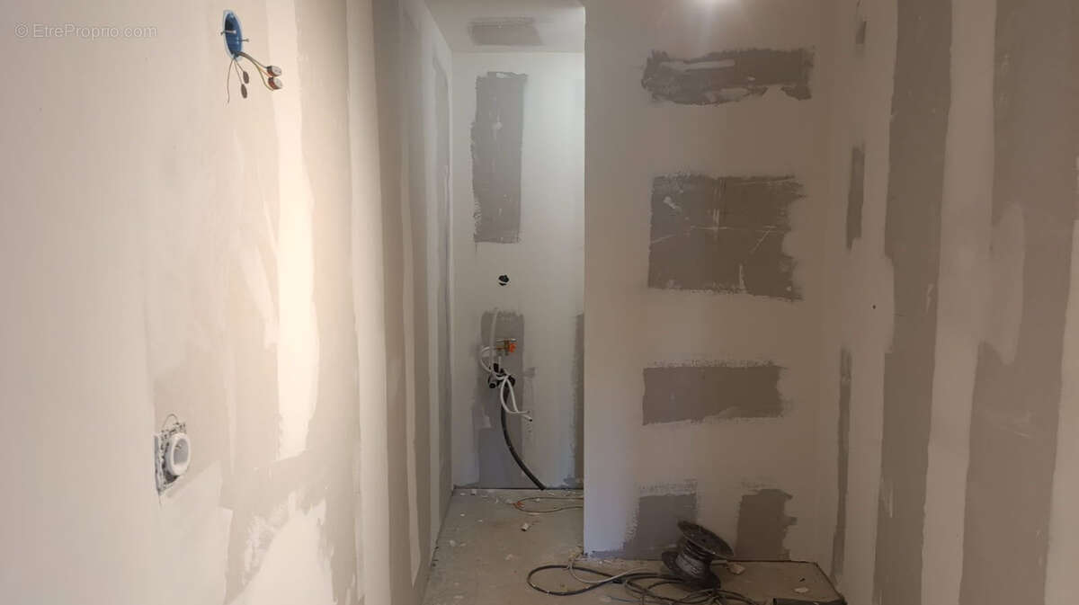 Parking à SAINT-JEAN-BREVELAY