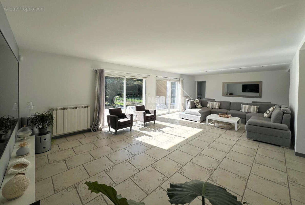 Maison à ENTRAIGUES-SUR-LA-SORGUE