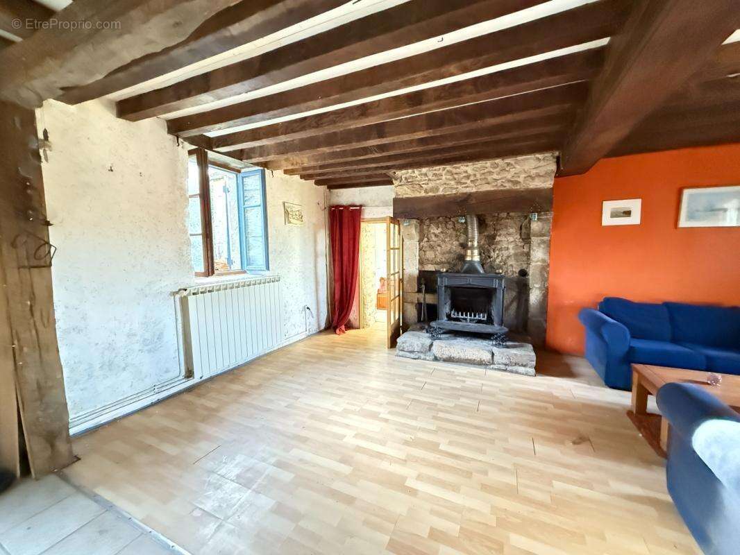 BELLE OPPORTUNITE ! Maison en pierre de 165m², pleine de charme, 4 chambres, Cour intérieure de 379m² 93 000 € - photo 5