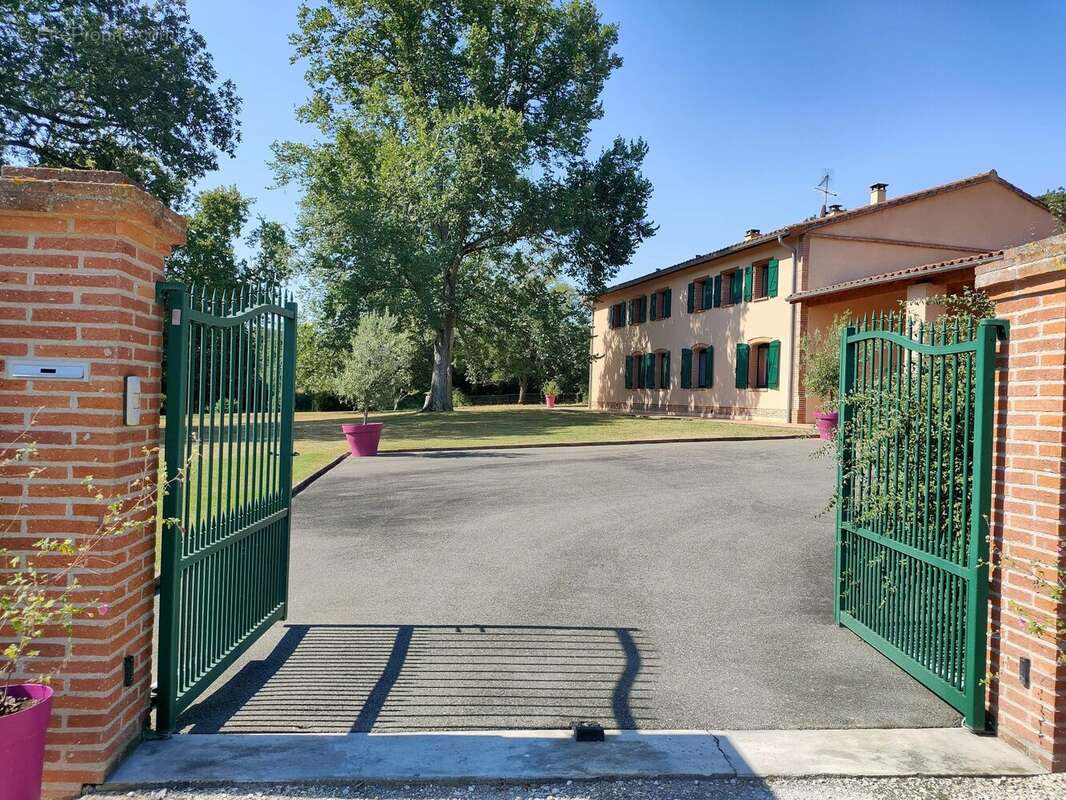 Maison 340 m² à Vacquiers  - photo 3