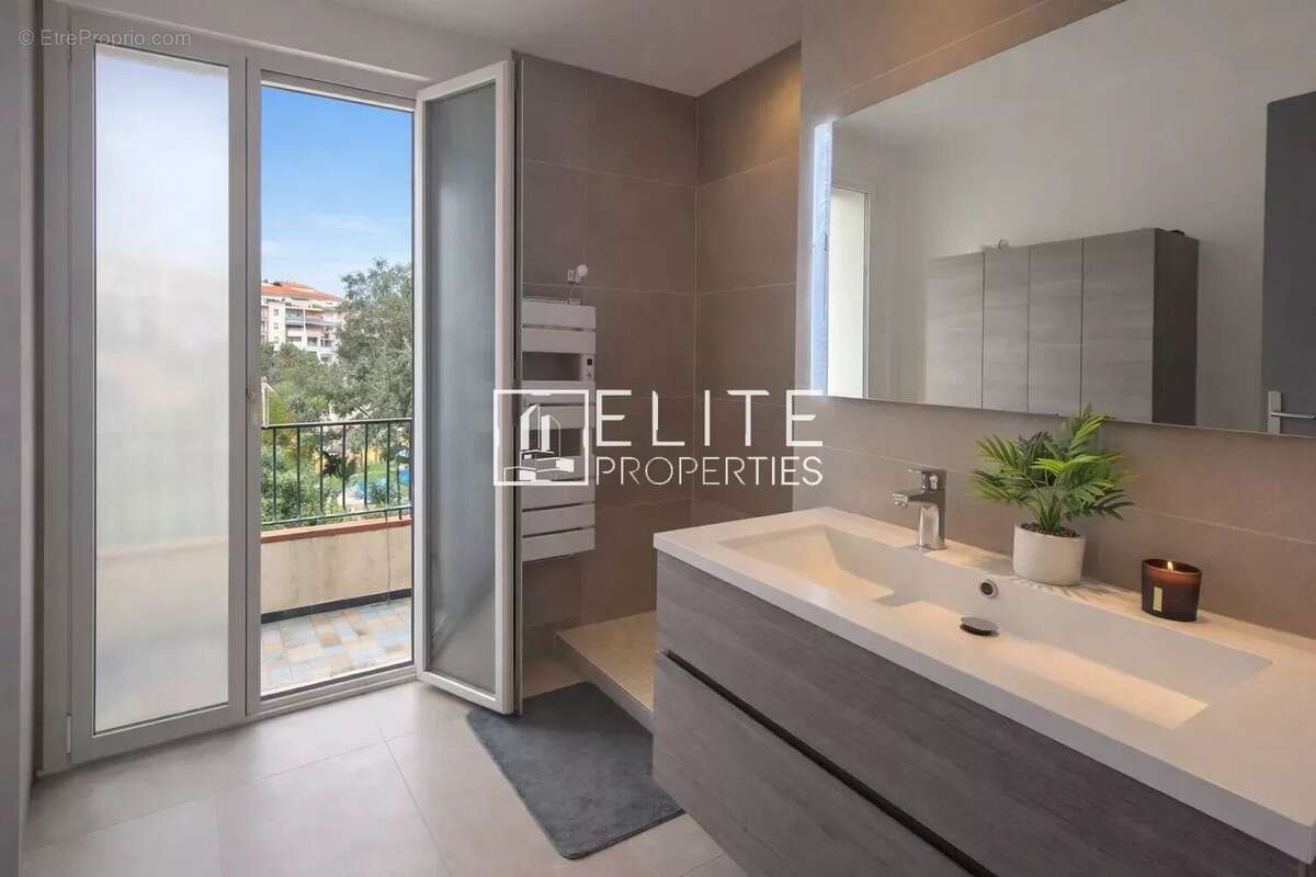 Appartement à VALLAURIS