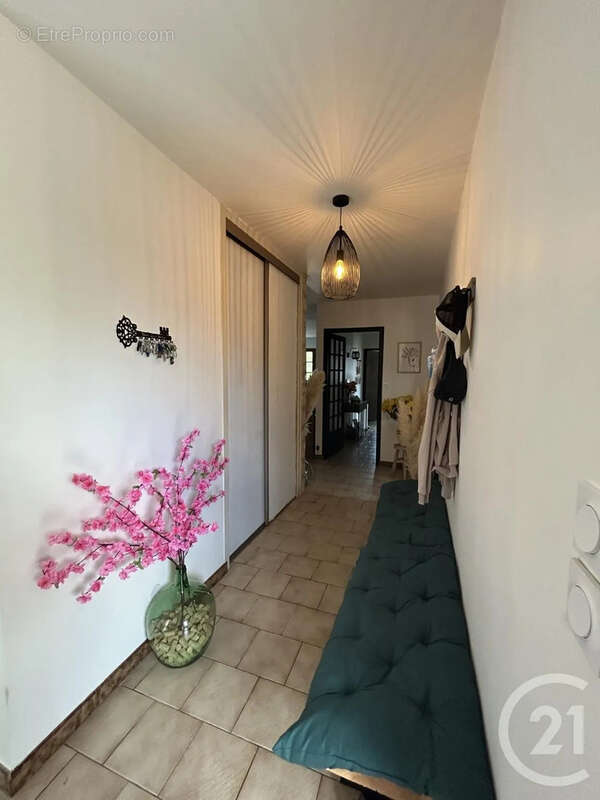 Maison 205 m² à Les Eglisottes-Et-Chalaures  - photo 9