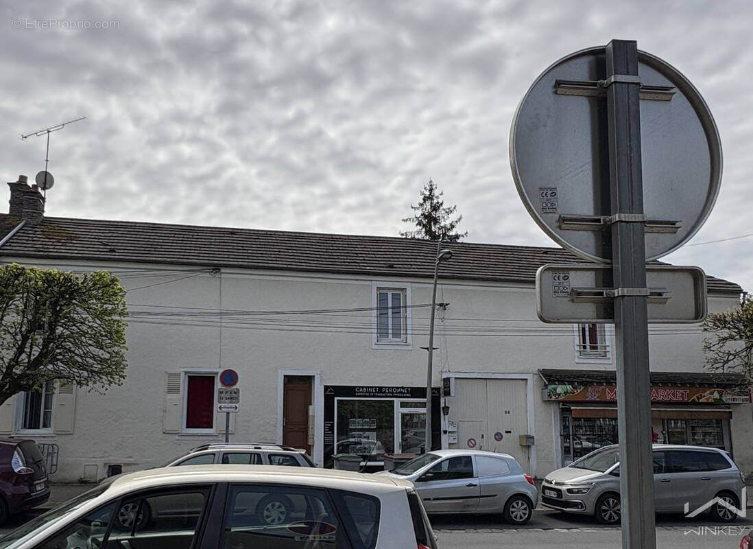 Appartement à VENEUX-LES-SABLONS