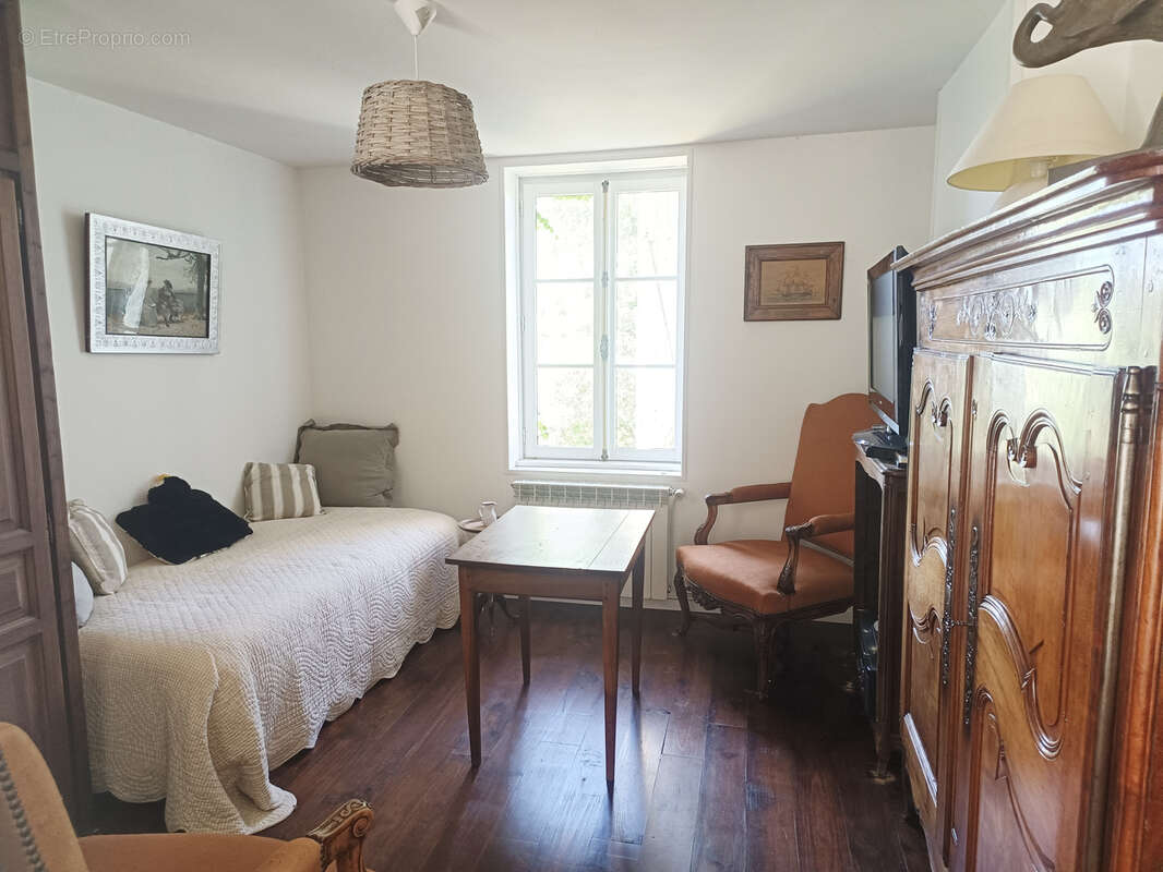 Maison familiale de caractère avec piscine et de nombreuses dépendances - photo 17