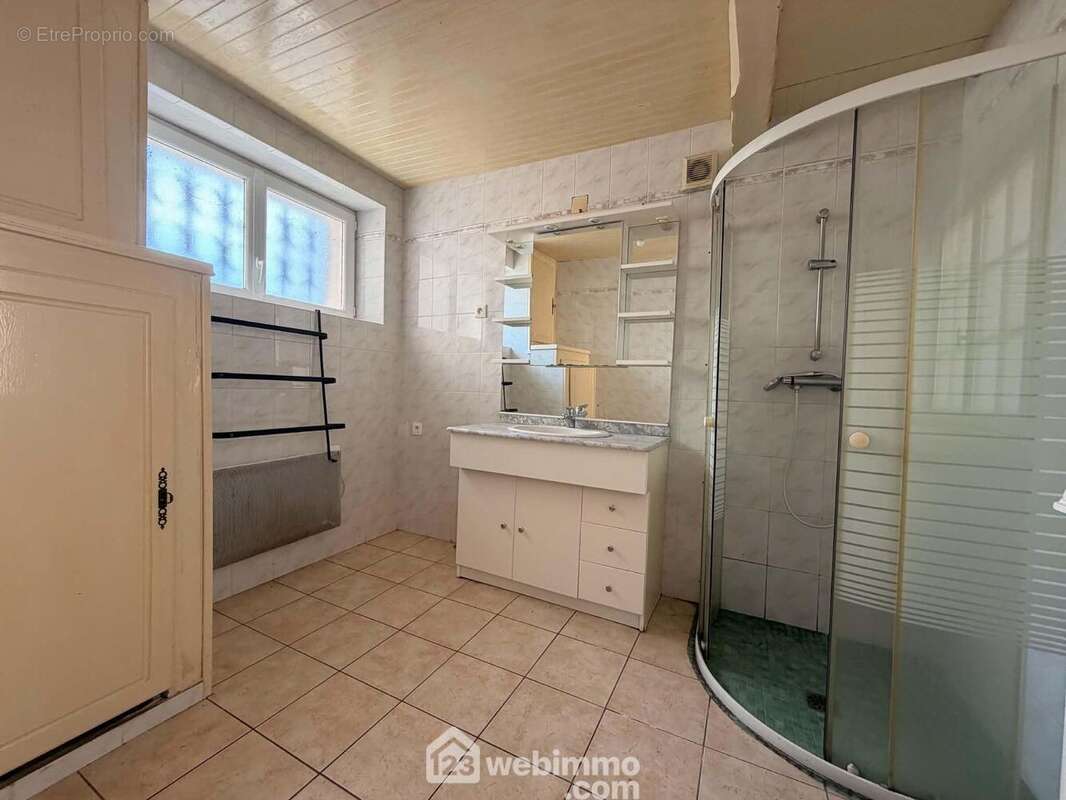 Une salle d'eau de 6,1 m2 et un WC indépendant.