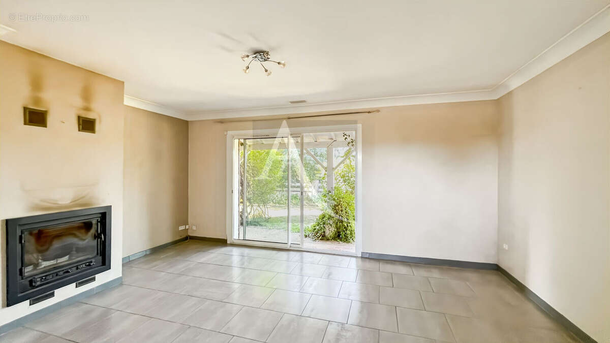 Maison avec dépendances, piscine et terrain plat - 3 chambres - 1 bureau - photo 10