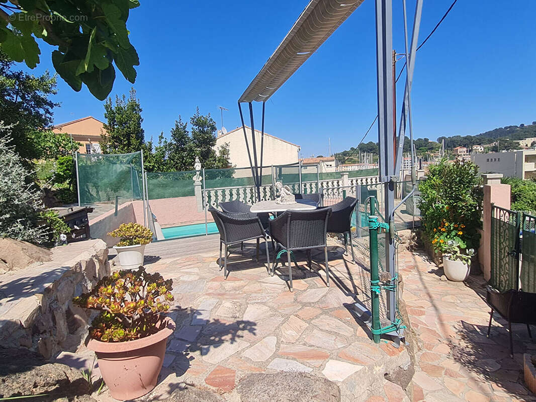 * Vue Mer  imprenable* Maison 5 Pièces avec 3 Chambres * Terrasse et Piscine * Garage * (83430) SAINT MANDRIER SUR MER - photo 14