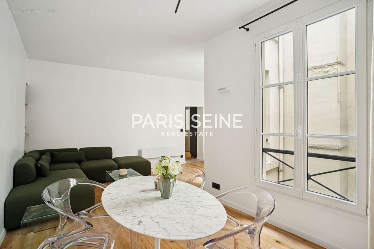 Appartement à PARIS-1E