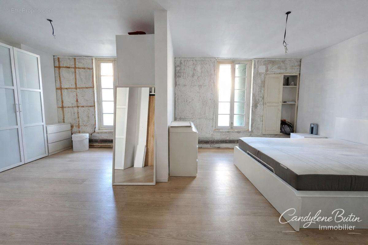 Beaux volumes et fort potentiel ,maison de caractère en coeur de village - photo 4