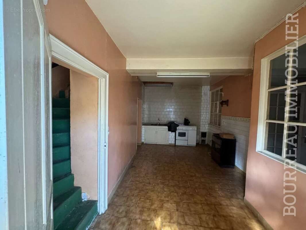 Maison à LA CELLE-SAINT-CYR