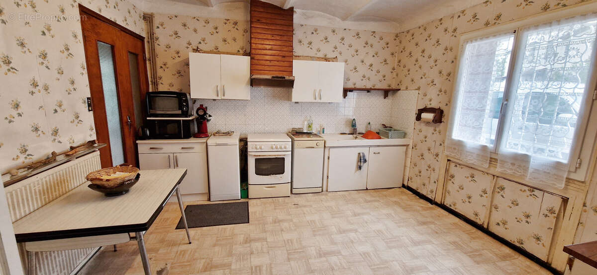 Maison à SAINT-JULIEN-LES-ROSIERS