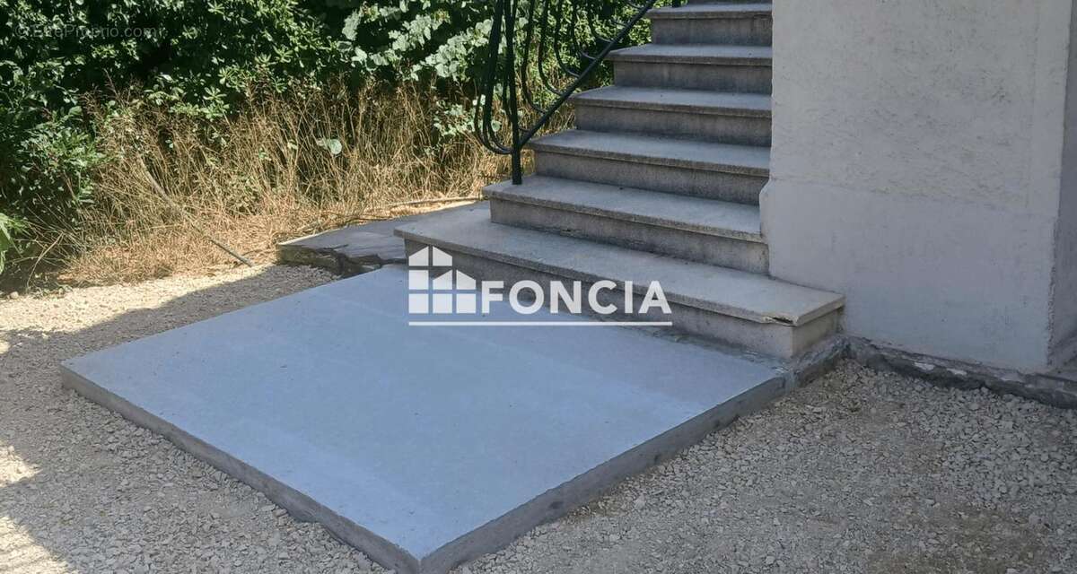 Raphèle les Arles ,maison de 156 M2 divisée en deux appartements avec garage et jardin - photo 4