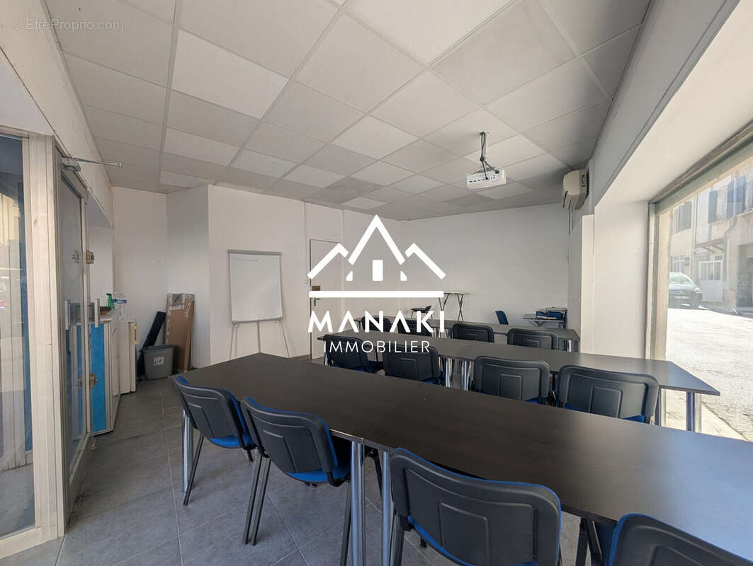 Local commercial en rdc - Appartement à SAINT-LAURENT-DE-LA-SALANQUE
