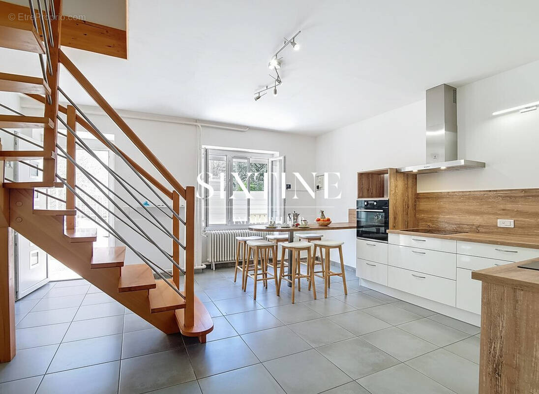 Maison 167 m² à Assieu  - photo 2