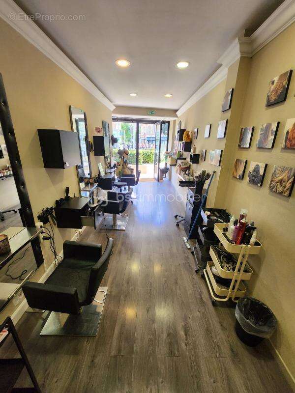À Vendre : Fond de Commerce - Salon de Coiffure au Carré d'Or de Nice - photo 2