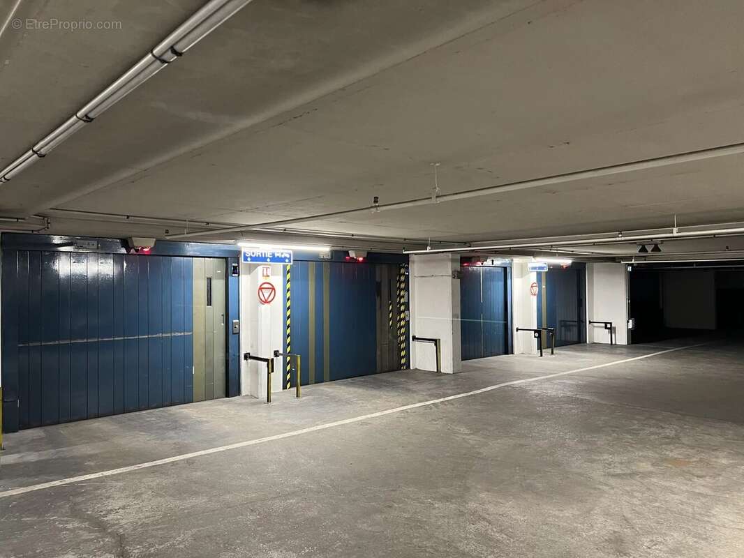Parking à PARIS-2E