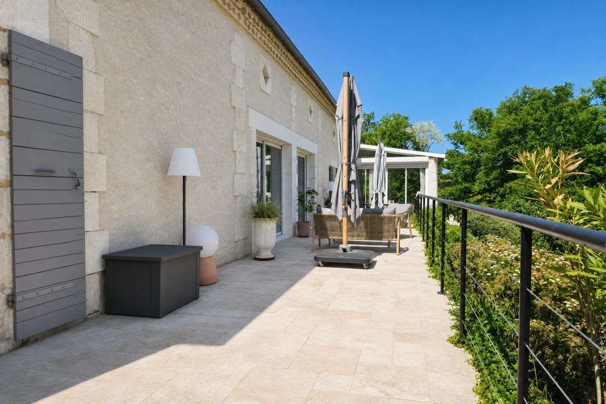 Maison à DOUVILLE