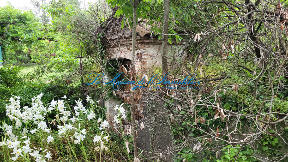 Saint AMBROIX, maison de type F5 mitoyenne à rénover avec terrain de 5517 m2 - photo 4