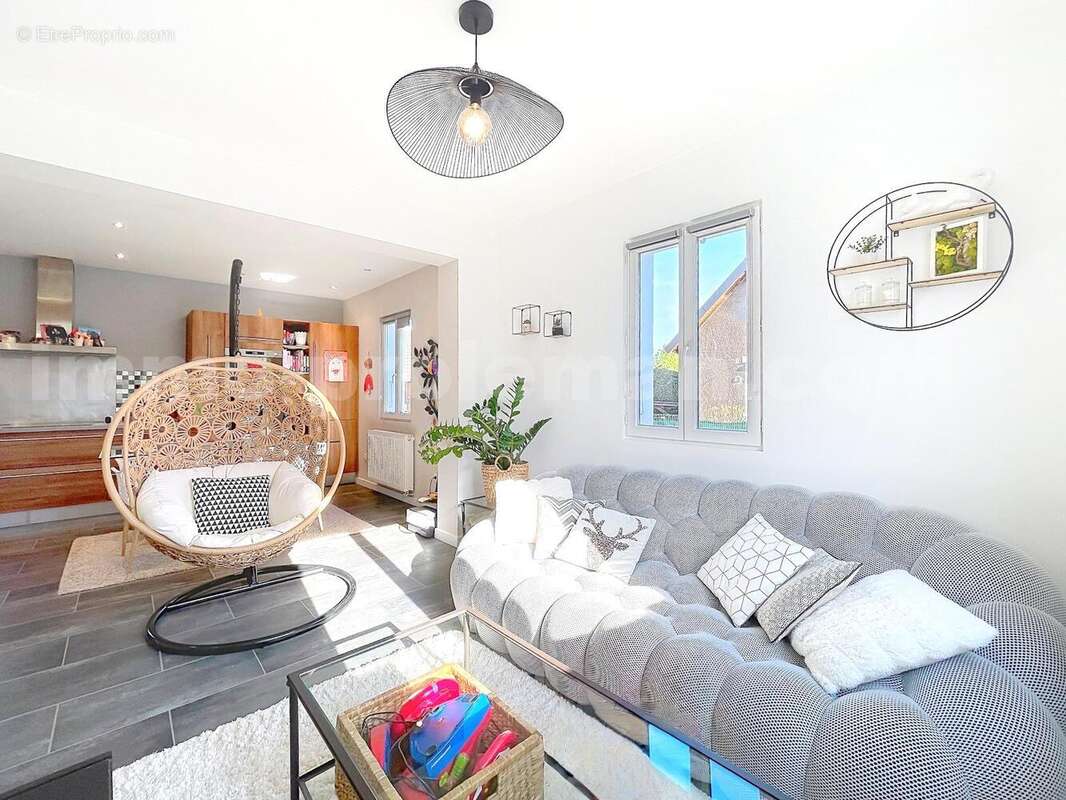 Appartement_T4_Gaillard_belle_superficie_prix_frontière_Suisse_direction_GENEVE_Tram_Ceva_vue_séjour_salon - Maison à GAILLARD