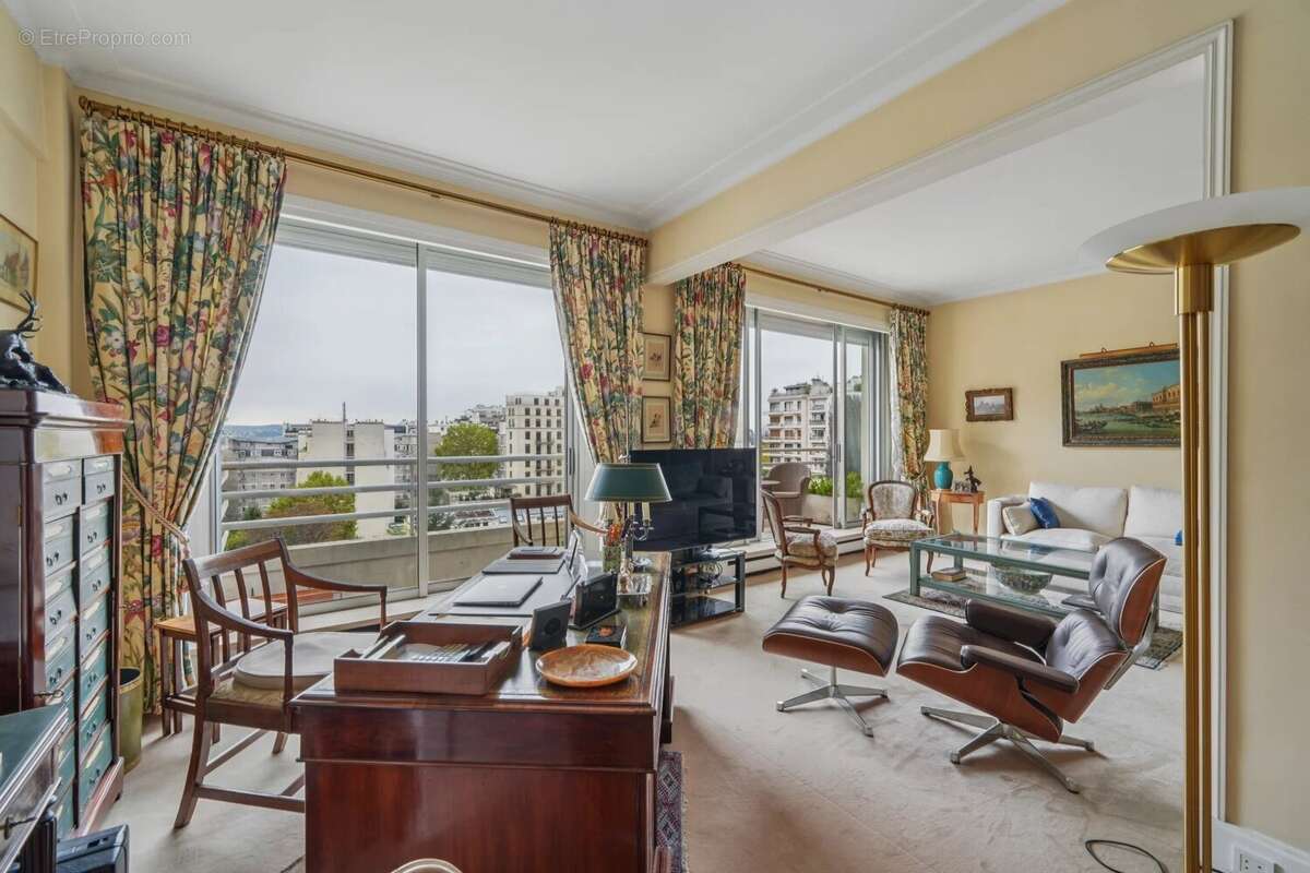 Appartement à PARIS-16E