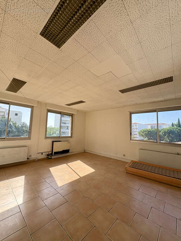 Local professionnel de 99,94 m2   Aix-en-Provence - photo 3