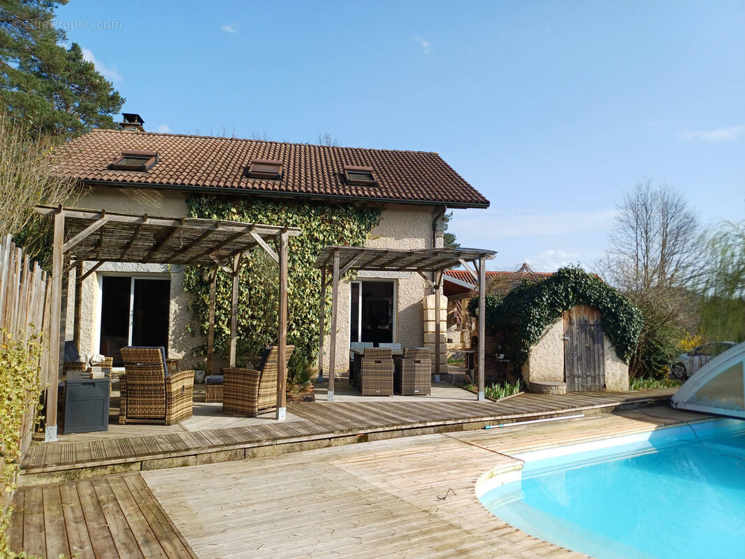 Maison à ESCOUTOUX