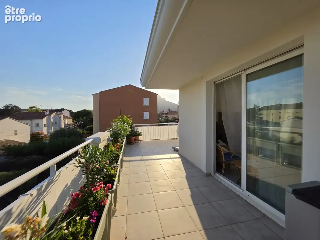 'Au sein d'une résidence sécurisée et parfaitement entretenue, venez découvrir ce magnifique appartement T4 au - photo 8