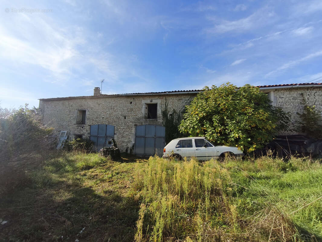 Maison à SAINT-GENIS-D&#039;HIERSAC
