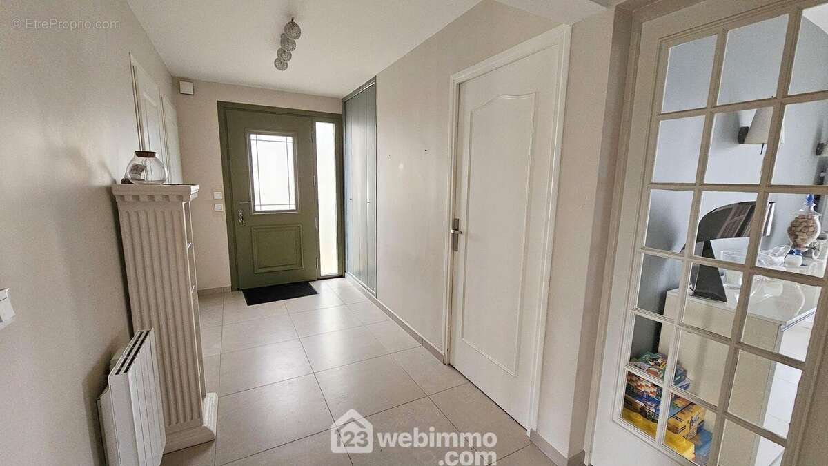 Une spacieuse entrée de 10 m² avec ses profonds placards. - Maison à MILLY-LA-FORET