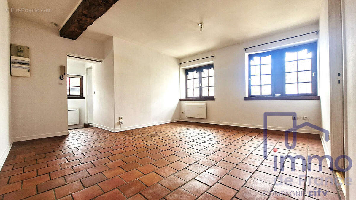 SALON AVEC LA CUSINE JUSTE DERRIERE  - Appartement à SAINT-ETIENNE