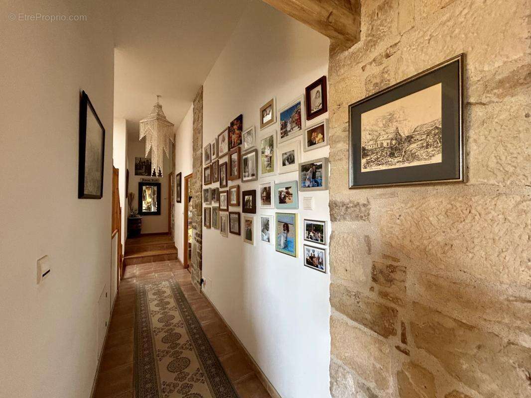 Élégant Corps de ferme de 4 Chambres avec Piscine et Court d - photo 15