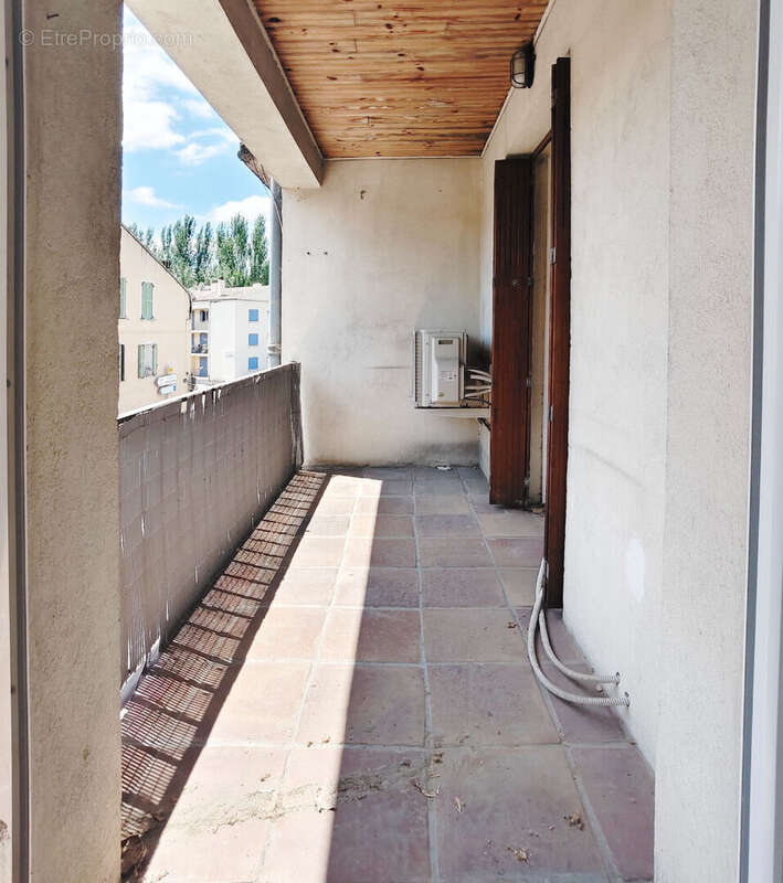 SALERNES appartement rénové, 2 pièces de 53.50 m² avec terrasse. - photo 8