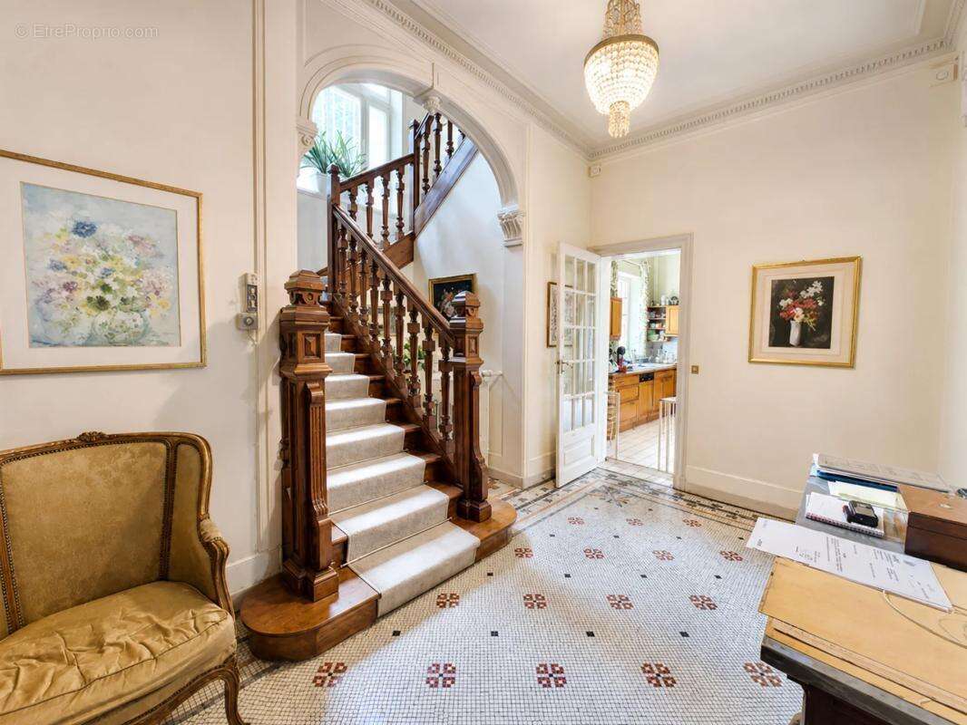 Maison de maître 360 m² à Saint-Just-en-Chaussée - photo 4