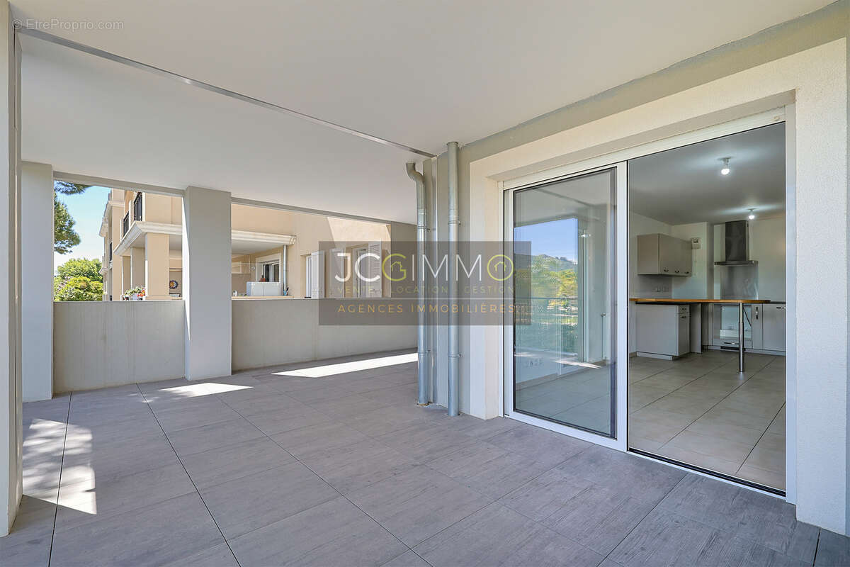 Appartement à LA CRAU