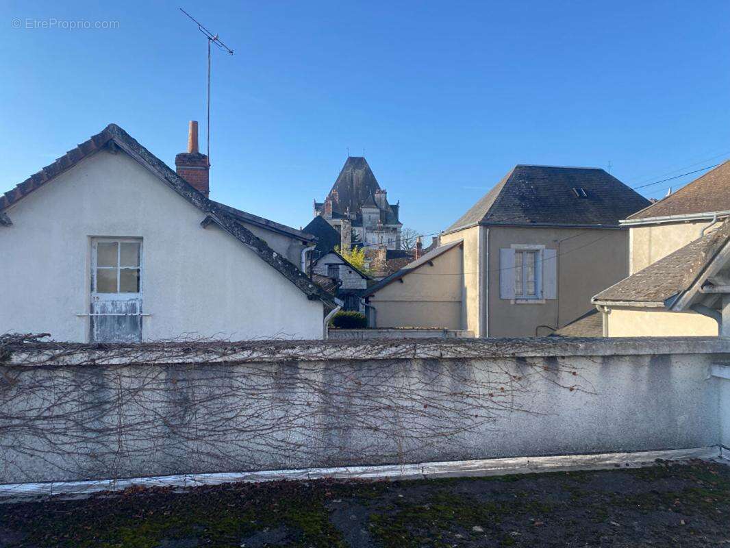 Maison à AZAY-LE-FERRON