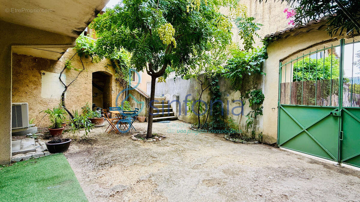Maison à SAINT-QUENTIN-LA-POTERIE