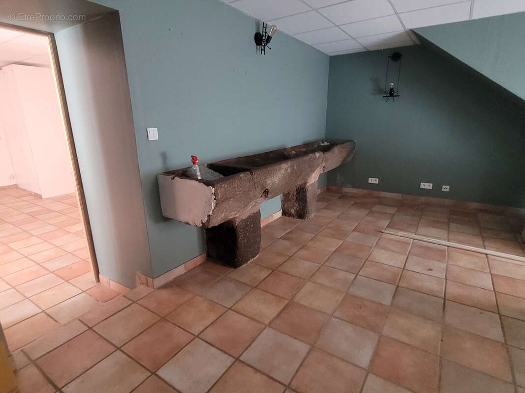 Maison en pierres de 177 m² habitables avec cour et terrasse. - photo 15