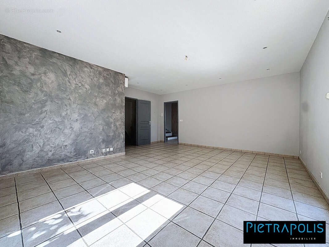 Commerce 104 m² à Saint-Genis-Laval  - photo 8