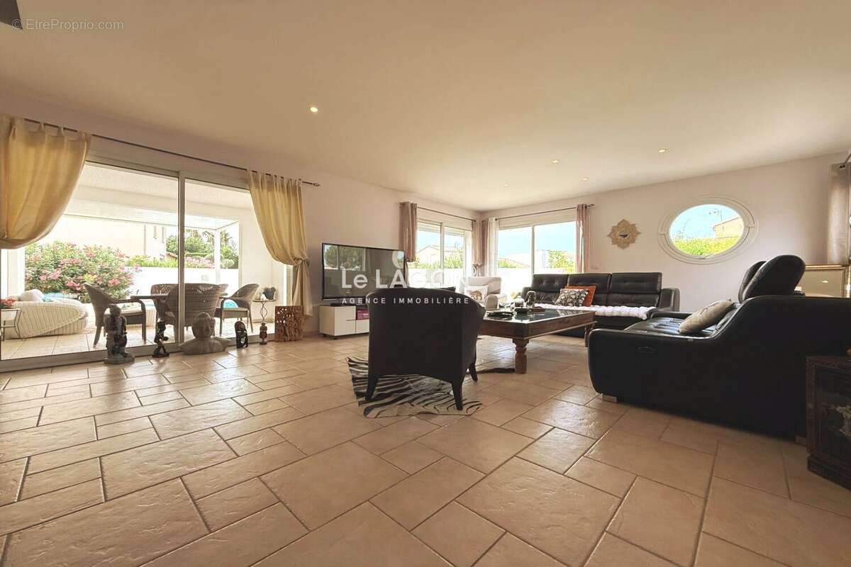 Maison 161 m² à Saint-Cyprien  - photo 2