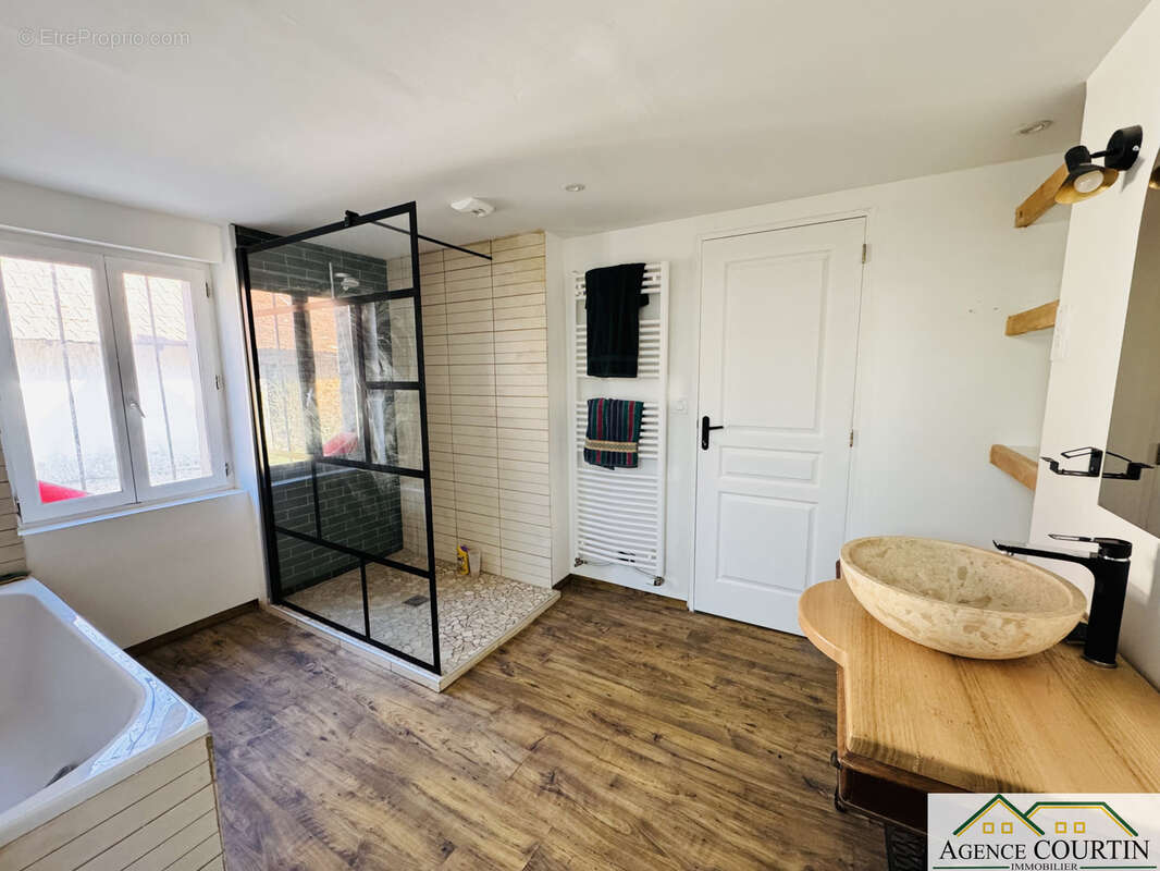 Maison à LA CHAPELLE-SAINT-SAUVEUR