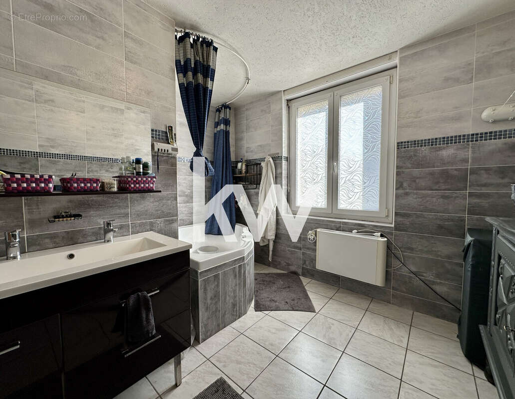 Appartement 88 m² à Saint-Etienne  - photo 4