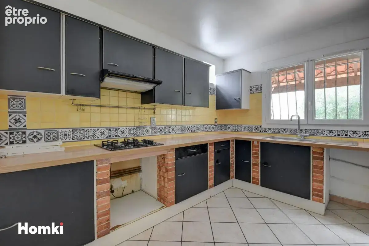 Villa de type 4 jumelee d'un cote avec 2 terrasses un jardin et garage - photo 6