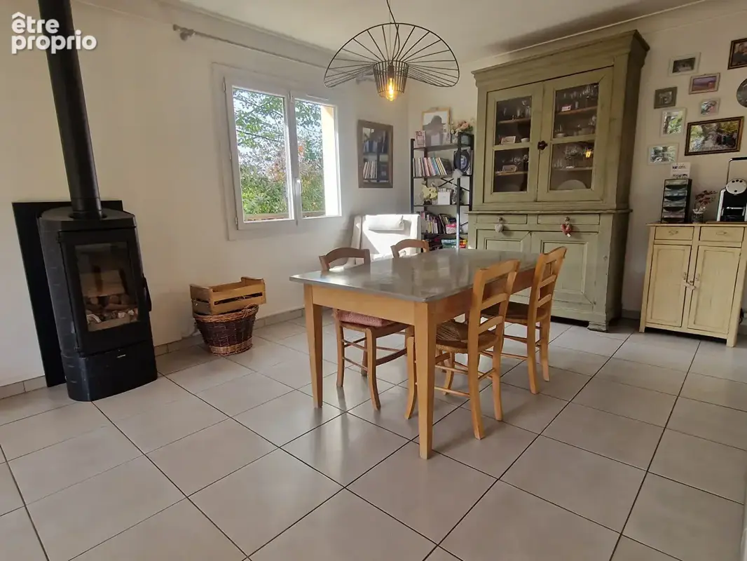 Villa dans village avec commerces , piscine , beau terrain bordé par une rivière - photo 9