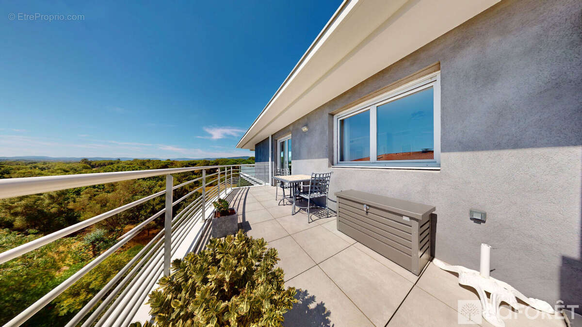 Appartement T4 de 105 m² - Dernier étage - Terrasse 97 m²  - Vue dominante forêt - Double garage - photo 13