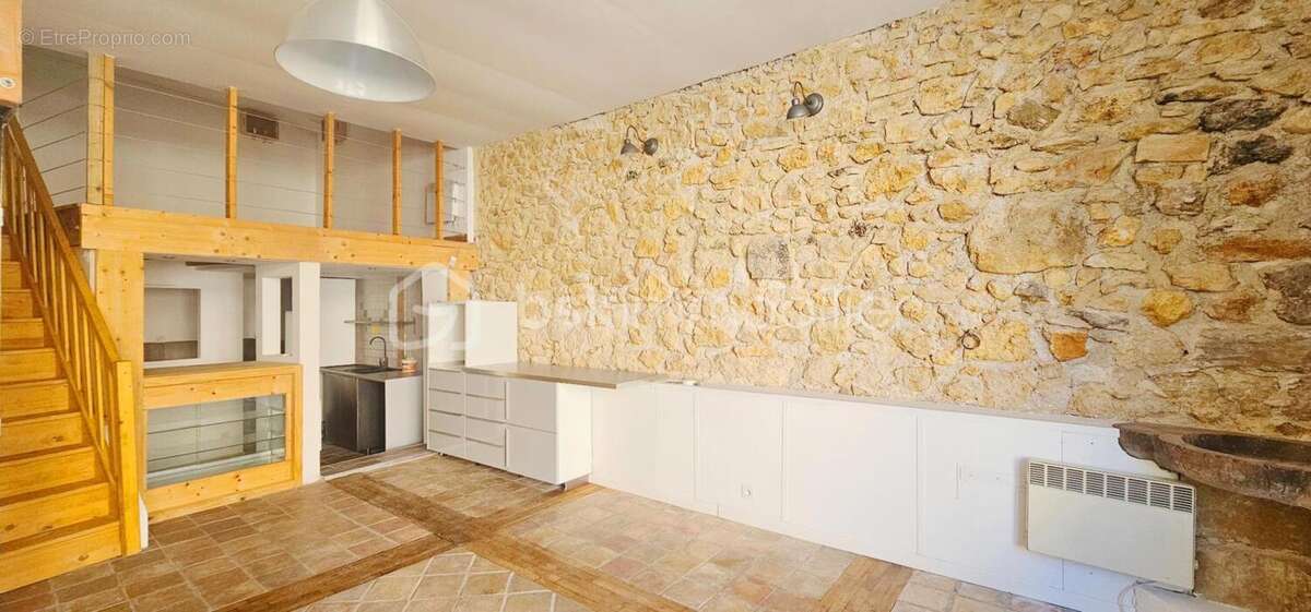 Immeuble de rapport – 2 appartements + Local commercial – Rentabilité estimée ≈ 9 % - photo 2