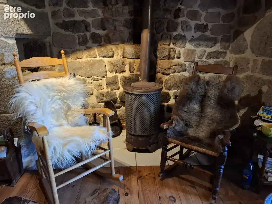 Maison en pierres avec gîte sur 2500 m2 de terrain - photo 5