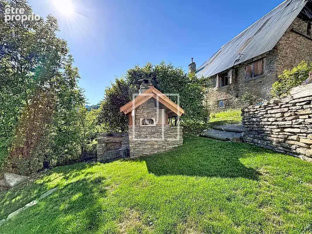 Ancien corps de ferme rénové avec dépendances et 3 400 m2 de terrain - photo 6