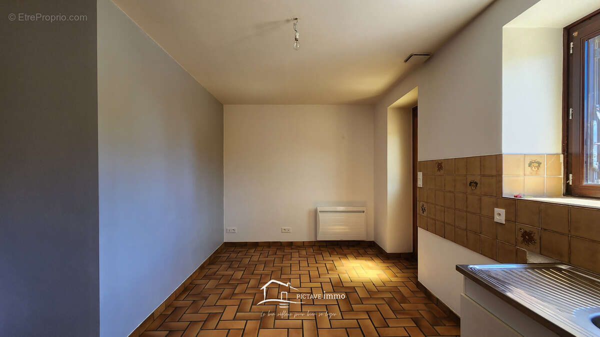 Maison indépendante avec vie de plain-pied et nombreuses dépendances - photo 2