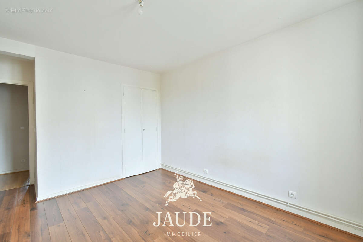 F3 traversant de 64m2 avec GARAGE et BALCON - Quartier Salins à Clermont-Ferrand - photo 6